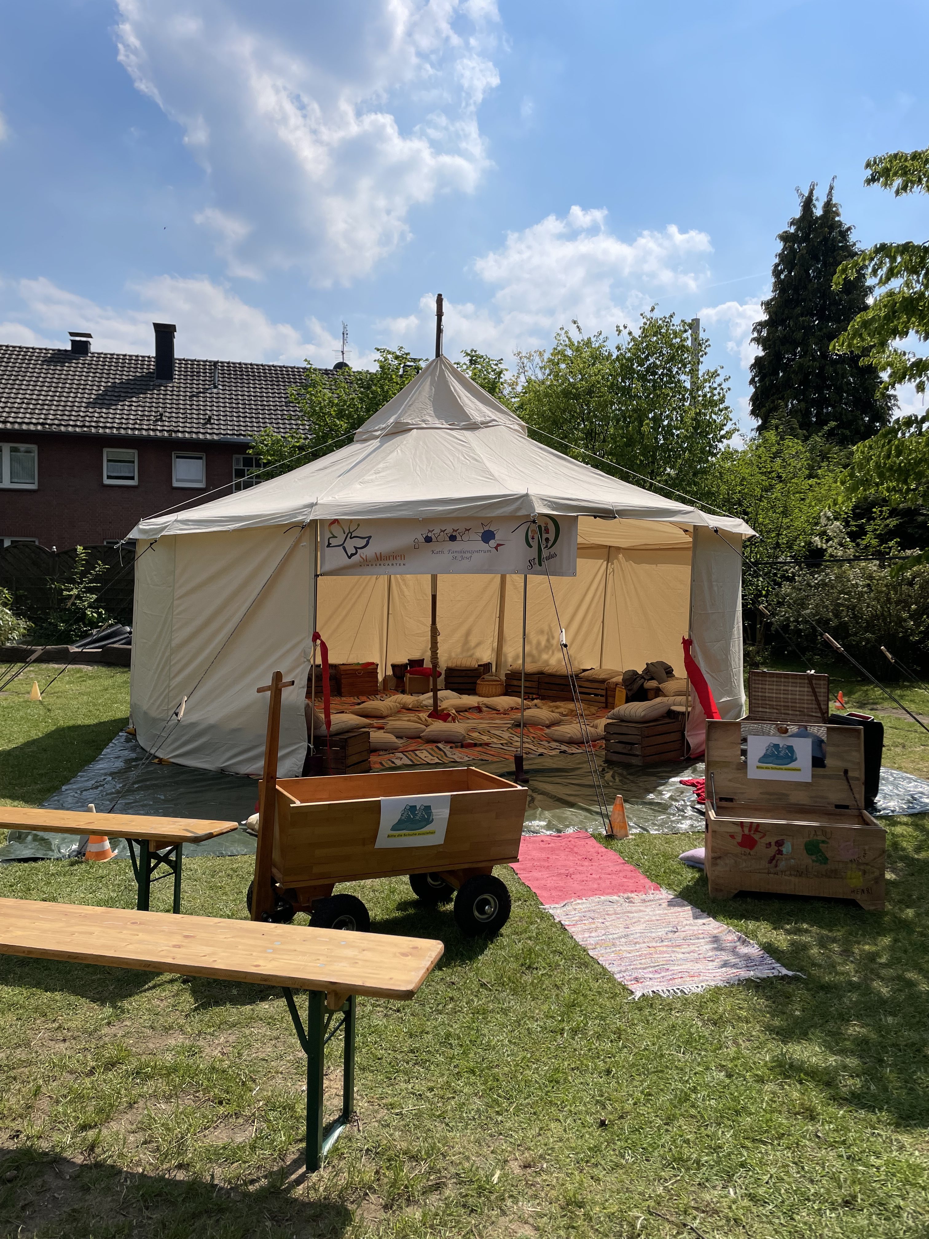 Feierliche Einweihung des Erzählzelts in St. Paulus